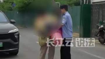 少女徒步7公里回家民警暖心护送，LOL赛场上的“血C”坚守同样令人动容